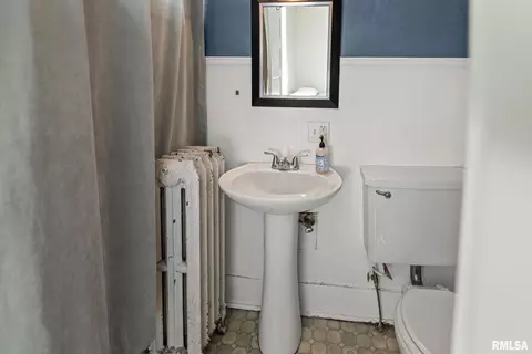 Bath - 404 W Broadway St, Centralia, IL 62801 photo 5 of 5