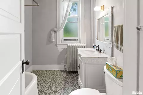 Bath - 404 W Broadway St, Centralia, IL 62801 photo 1 of 5