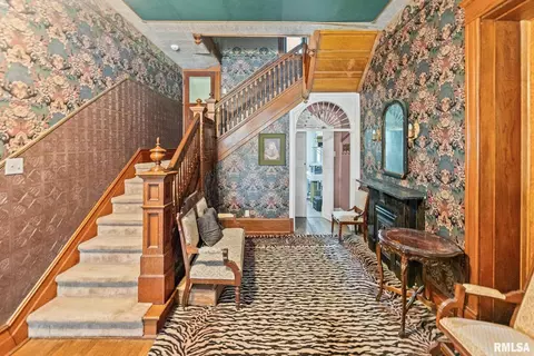 Entry Way - 404 W Broadway St, Centralia, IL 62801 photo 1 of 4