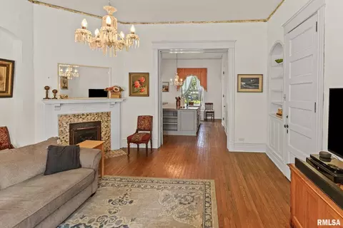 Living - 404 W Broadway St, Centralia, IL 62801 photo 4 of 5