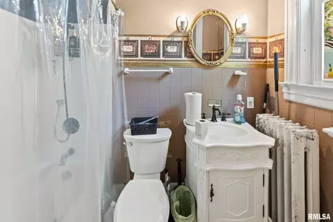 Bath - 404 W Broadway St, Centralia, IL 62801 photo 2 of 5