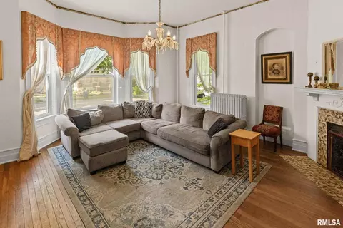 Living - 404 W Broadway St, Centralia, IL 62801 photo 1 of 5