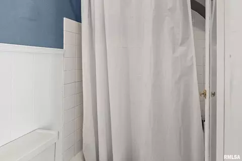 Bath - 404 W Broadway St, Centralia, IL 62801 photo 4 of 5