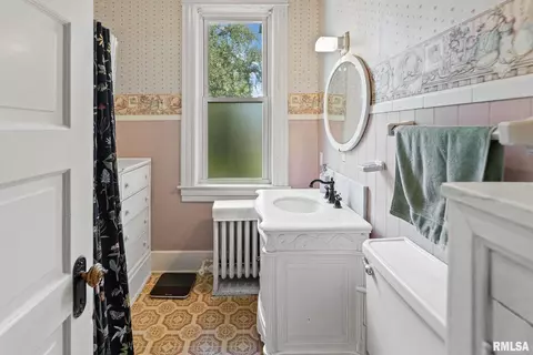 Bath - 404 W Broadway St, Centralia, IL 62801 photo 3 of 5