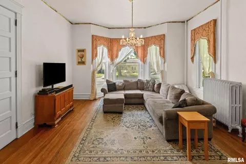 Living - 404 W Broadway St, Centralia, IL 62801 photo 2 of 5