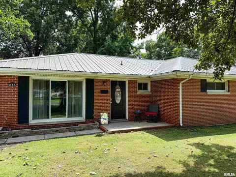 833 W 4th St, Flora, IL 62839