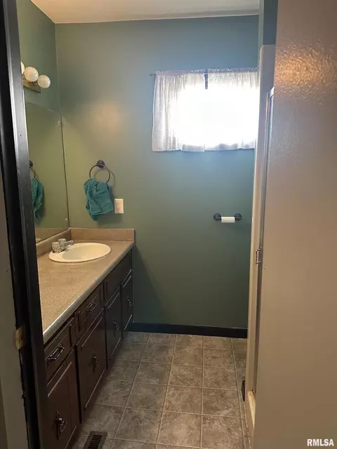 728 E 4th St, Flora, IL 62839 photo 13