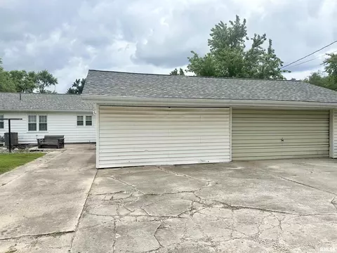 728 E 4th St, Flora, IL 62839 photo 3