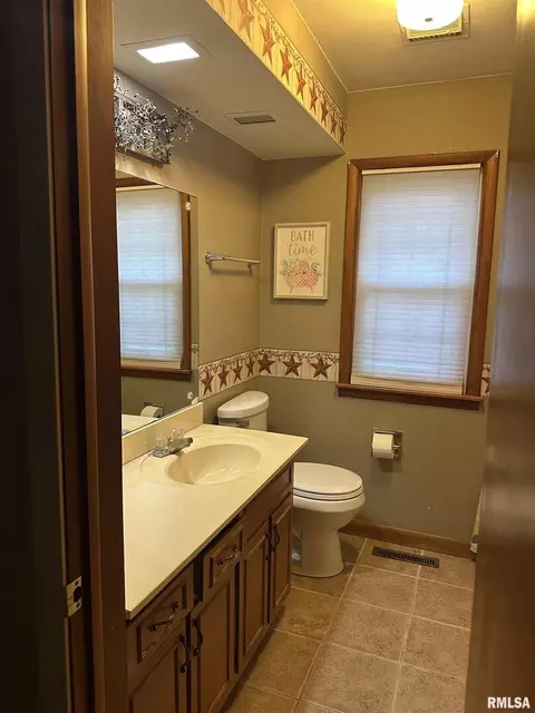 728 E 4th St, Flora, IL 62839 photo 21