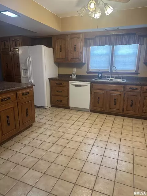 728 E 4th St, Flora, IL 62839 photo 11