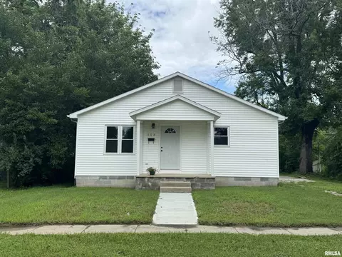 408 W 5th St, Flora, IL 62839
