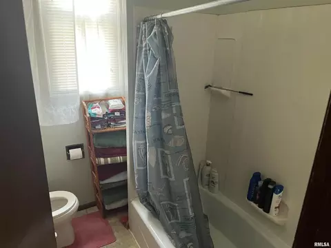 Bath - 404 N Beech St, Centralia, IL 62801 photo 1 of 2
