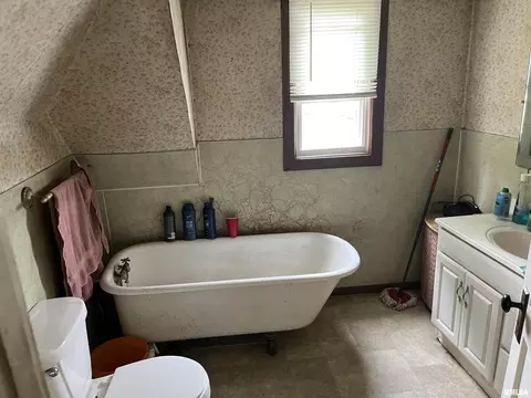 Bath - 404 N Beech St, Centralia, IL 62801 photo 2 of 2