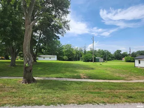 208 W 5th St, Ina, IL 62846