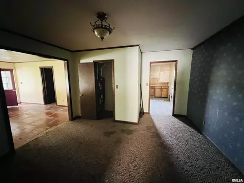 Entry Way - 2417 1st St, Eldorado, IL 62930 photo 2 of 2