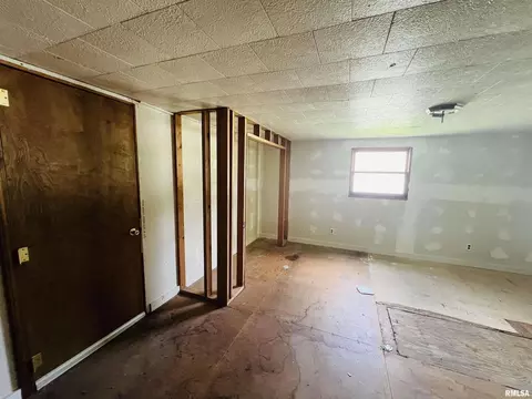Bedroom - 2417 1st St, Eldorado, IL 62930 photo 2 of 4
