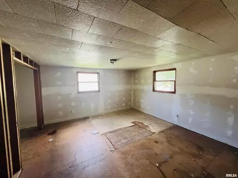 Bedroom - 2417 1st St, Eldorado, IL 62930 photo 3 of 4