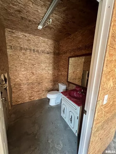 Bath - 2417 1st St, Eldorado, IL 62930 photo 1 of 1