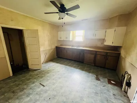 Entry Way - 2417 1st St, Eldorado, IL 62930 photo 1 of 2