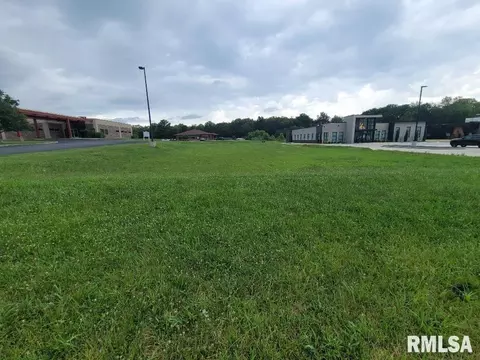 3128 Veterans Memorial Dr, Mount Vernon, IL 62864