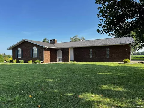 210 W 5th St, Saint Peter, IL 62880