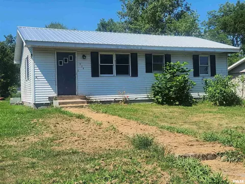904 E Poplar St, Du Quoin, IL 62832