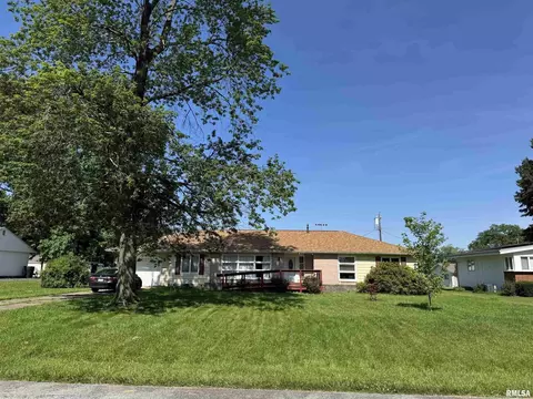 915 S Broadway St, Sesser, IL 62884