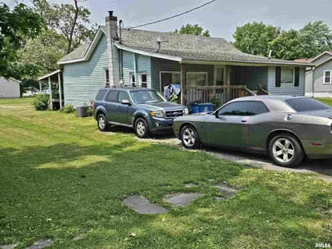 707 S Cockrum St, Sesser, IL 62884
