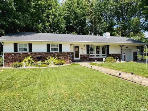 707 W Sylvia St, Christopher, IL 62822