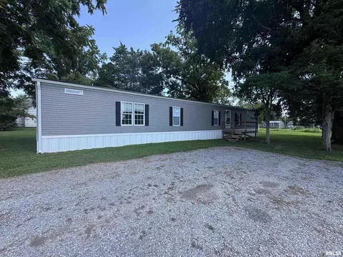407 W Robinson St, Wayne City, IL 62895