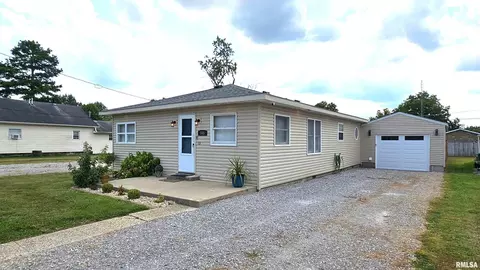 705 S Walnut St, Sesser, IL 62884