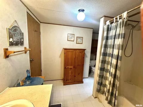 Bath - 2030 Gierten Rd, Centralia, IL 62801 photo 1 of 1