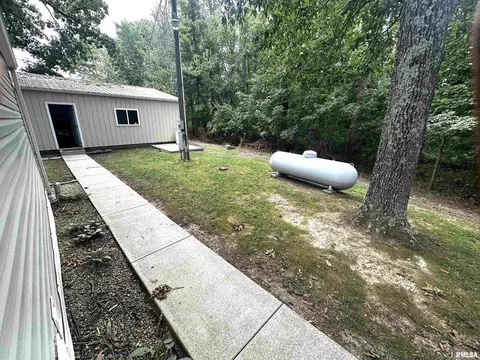 Exterior - 2030 Gierten Rd, Centralia, IL 62801 photo 4 of 5