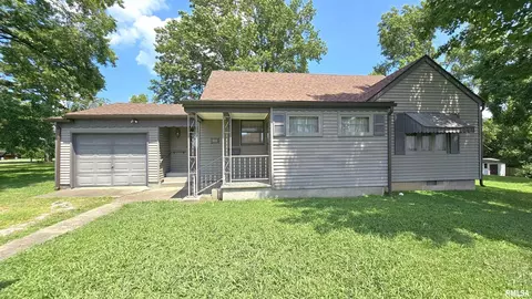110 W 7th St, Johnston City, IL 62951
