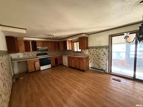 Kitchen - 9560 Lessley Rd, Sparta, IL 62286 photo 2 of 2