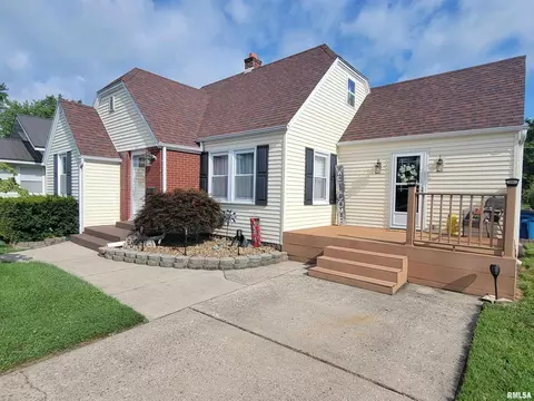 123 E Washington St, Flora, IL 62839