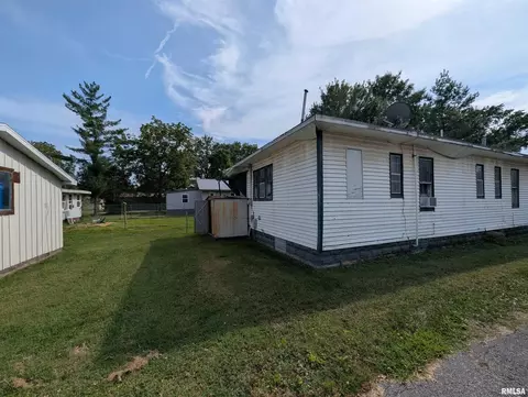 655 N Hickory St, Centralia, IL 62801 photo 3