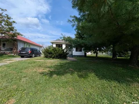 655 N Hickory St, Centralia, IL 62801 photo 2
