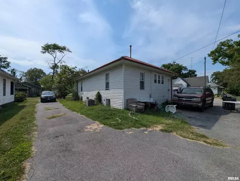657 N Hickory St, Centralia, IL 62801 photo 5