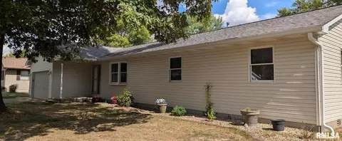 214 Northwood Ln, Salem, IL 62881
