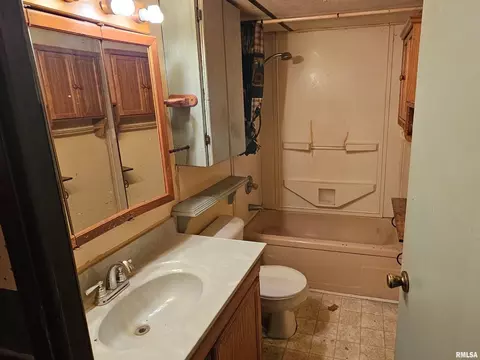 Bath - 5274 Norton Rd, Sandoval, IL 62882 photo 1 of 2
