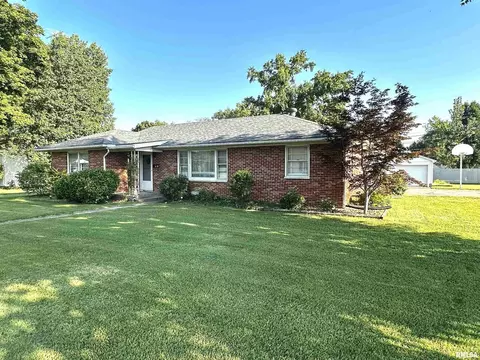 1 Charles Dr, Centralia, IL 62801