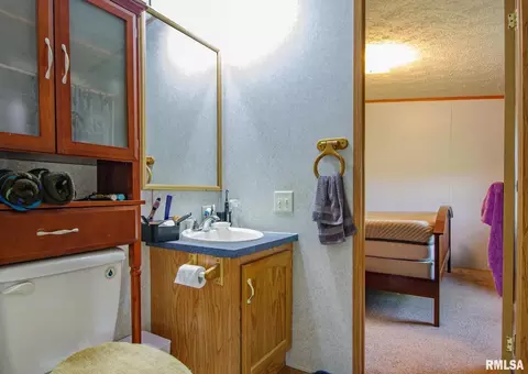 Bath - 16807 Kendall Rd, Mount Vernon, IL 62864 photo 4 of 5