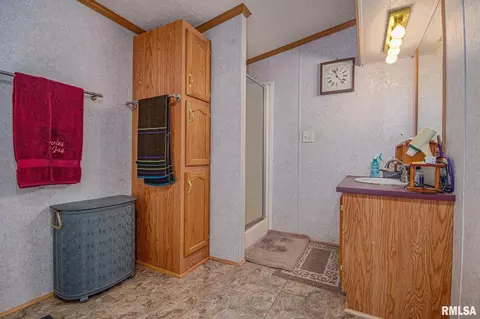 Bath - 16807 Kendall Rd, Mount Vernon, IL 62864 photo 2 of 5