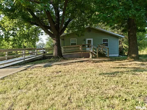 724 Division St, Benton, IL 62812
