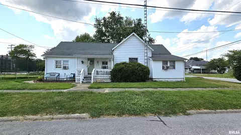 115 E Callie St, Sesser, IL 62884