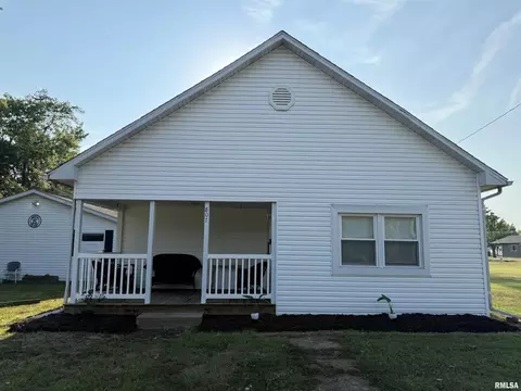 807 S Cockrum St, Sesser, IL 62884
