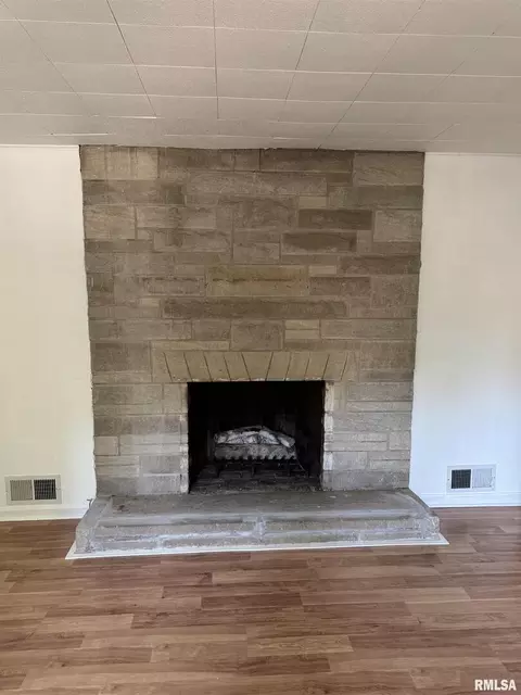 Living - 8 Northbrook Dr, Mount Vernon, IL 62864 photo 1 of 5