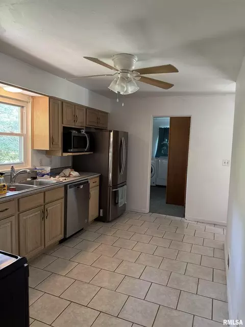 Kitchen - 8 Northbrook Dr, Mount Vernon, IL 62864 photo 2 of 2