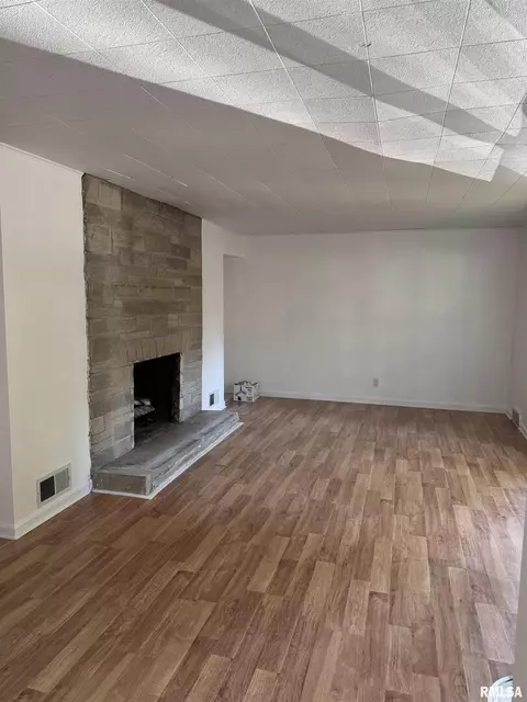 Living - 8 Northbrook Dr, Mount Vernon, IL 62864 photo 3 of 5